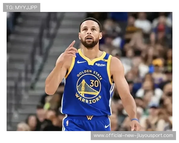 库里组织反击送出小样助攻，勇士攻防转换完美