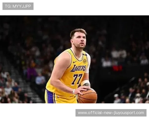 东契奇连续运球摆脱防守轻松得手，独行侠全面开战